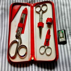 VINTAGE GRIFFON SEWING SCISSORS SET